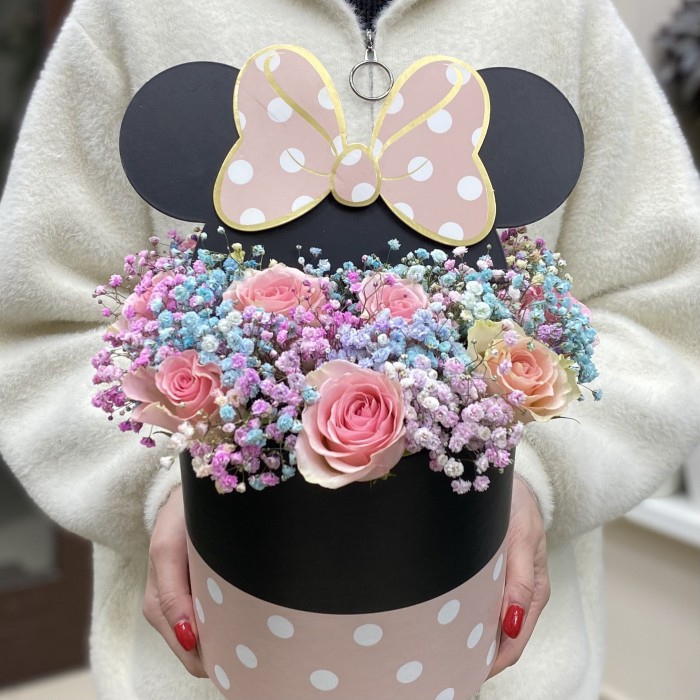 Гипсофила с нежной розой в коробке Микки Маус